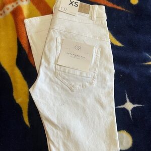 Q2 Classic White Denim Jeans